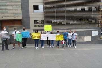 Concentración a las puertas de los juzgados de Telde por una ley antiokupas/TA.